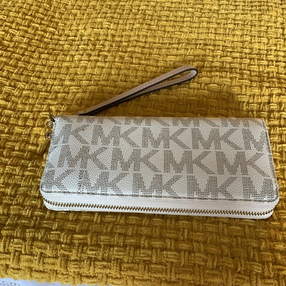 Michael Kors Collection Cream and Gray Wallet with MK Pattern and Wrist Strap - Picture 4 of 12